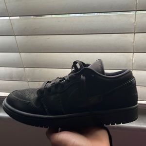 Mens US Size 8.5 Jordan 1 low (Triple Black)